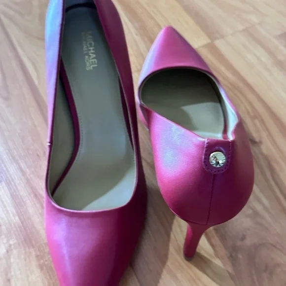 Michael Kors Sexy Heels Great for Valentine’s Day - Picture 4 of 11